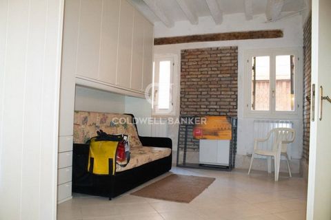 Venice Castello Campo do Pozzi renovated apartment single door. We offer for sale an apartment located on the ground floor in a high water-free area. The property consists of a living room with kitchenette, two bedrooms and a bathroom. The apartment ...