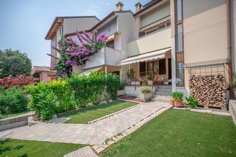 Welcome to your ideal home in Bardolino, a beautiful terraced house that radiates warmth and comfort. Situated only 100 metres from the coveted beaches of Lake Garda, this property offers a privileged location for those who wish to live in harmony wi...