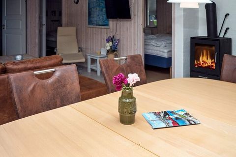 At Helligsø Drag you will find this cottage on a large natural plot with trees just about 90 meters from the beach. The cottage has a large and bright combined living / dining room with furniture of a good Danish quality and direct access to the terr...