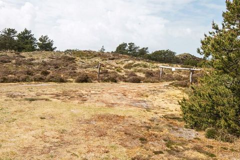 Niezwykle dobrze położony domek z dużą ilością miejsca na zewnątrz i wewnątrz, cichy i ustronny na końcu ślepej uliczki, bezpośrednio do pięknego chronionego obszaru przyrody Lyngbo Hede, który rozciąga się do morza. Dom jest jasny i gustownie urządz...