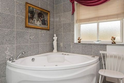 Bei Udbyhøj finden Sie dieses Ferienhaus mit Whirlpool im Bad. Das Haus bietet eine große Wohnküche, Wohnbereich, drei Schlafzimmer und zwei Badezimmern, eines davon mit Whirlpool zum Entspannen. Eine Waschmaschine und ein Wäschetrockner sind ebenfal...