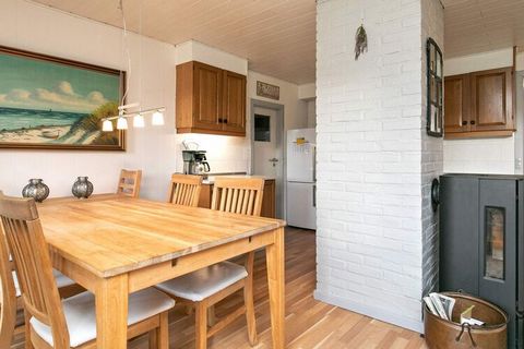 Auf einem großen und gepflegten Naturgrundstück bei Hou, liegt dieses 2019 renovierte Ferienhaus. Wohnzimmer mit Ledergarnitur und -sesseln, gemauertem Schornstein in der Mitte des Raumes sowie offen intergrierter Küche. HInter dem Haus können Sie au...