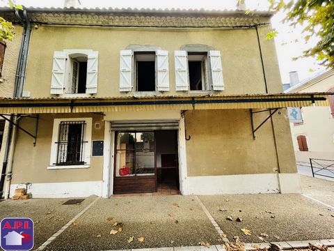IDEAL INVESTORS! To discover ! Empty rental building with commercial premises of 40m² which can be renovated into a studio, and accommodation of 90m² double glazing and cooling to be provided with a kitchen, a dining room, two bathrooms and two bedro...
