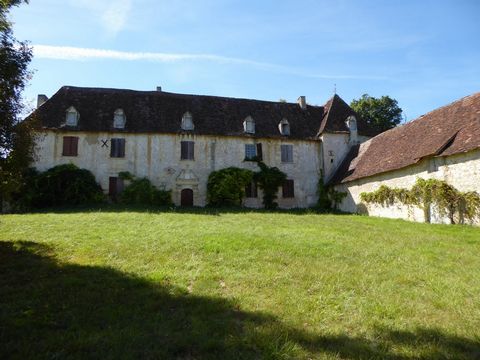 Magnificent property with an area of 6.5 hectares of meadows and woods, in the center of Perigord at the gates of Perigueux. On a hill, an authentic 17th century chateau which follows on from an old noble den, already known at the very beginning of t...