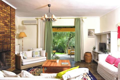 Gustowny kompleks apartamentów w typowym stylu Corfiot w pobliżu turystycznej miejscowości Gouvia i ok. 8 km od miasta Korfu. Eleganckie studia i apartamenty są komfortowo umeblowane i oferują przyjemną atmosferę do życia.Kompleks otoczony jest piękn...