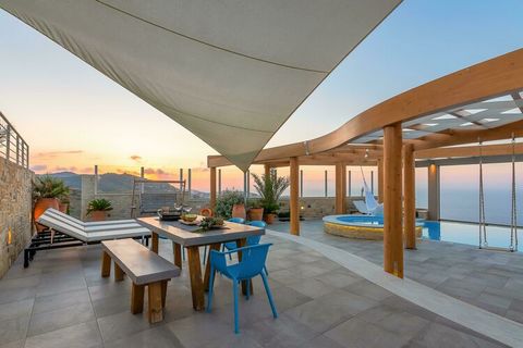 Villa Blue Key to idealna lokalizacja na panoramicznym i wzniesionym terenie z widokiem na zatokę Agia Pelagia, zaledwie 900 metrów od plaży. Jest to piękna 4-pokojowa posiadłość, która może pomieścić do 8 osób. Na parterze znajduje się salon z 55-ca...
