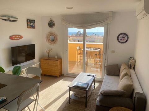 Very well decorated modern duplex penthouse for sale in Tarifa, with two open terraces and stunning panoramic sea views. Living room with sofa and TV, sunny furnished terrace for those happy family reunions or romantic candlelight dinners at night, a...