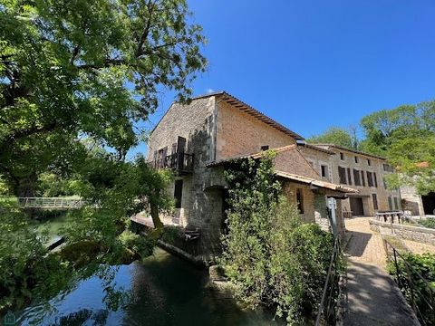 Less than 10 minutes from Niort, at the crossroads of several motorways and TGV, one hour from the beaches of Ile de Re or Vendee, Futuroscope or Puy du Fou... This property is an ancient water mill, still founded in Title, in the hollow of a valley ...