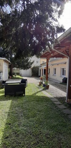 Atypical house of 7 rooms, composed of 2 houses on one level - accessibility PMR.- Big potential. The 1st house offers an entrance, a kitchen, a double office, a living room, a bedroom, a shower room with separate toilet. Also adjoining, a laundry ro...