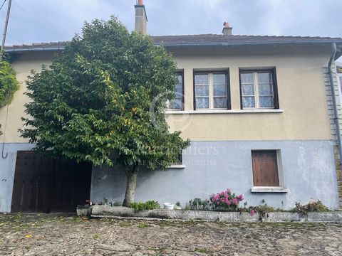 In Valencay, a pretty house of 65m2 includes a kitchen area and 3 bedrooms. The plot that surrounds the building offers a very pleasant feeling of space. A land giving access to the river. The house gives access to 2 garages that guarantee the safety...