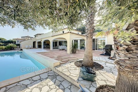 Beautiful house with a dominant view of the golf course of Sainte Maxime, in a quiet area on an enclosed plot of 1400m² comprising: entrance hall, large living room with open and equipped modern kitchen opening onto a beautiful covered terrace, 3 bed...