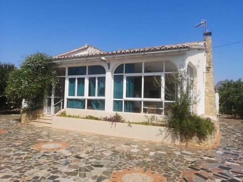 Detached villa in Marchuquera, municipality of Palma de Gandia. The property has a graphic area of ​​2189M² and a construction of 218M² divided into a 150M² house distributed in a glazed porch and aluminum carpentry, a spacious living room with acces...