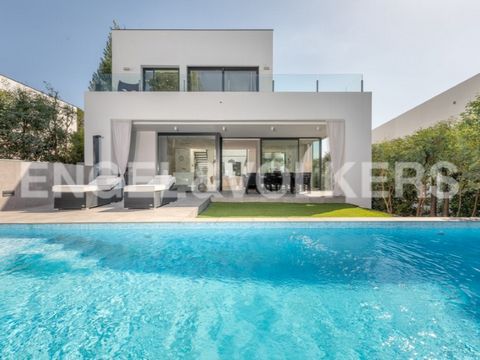 INCREDIBLE PROPERTY IN PGA CATALUNYA GOLF RESORT For sale extraordinary luxury villa in the prestigious golf resort PGA Catalunya Golf and Wellness, which is a unique place for golf lovers and for all who want to enjoy living in an area controlled by...