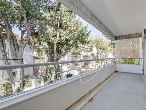 Excellent appartement de 3 chambres situé dans le centre de Carcavelos. L'appartement se compose comme suit: -Vestibule - Grand salon de 40 m² avec accès au balcon - Bureau 14 m² avec accès au balcon - Cuisine entièrement équipée avec 18 m² - Salle d...