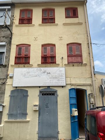 ACS IMMOBILIER offers you this investment property erected on a plot of 74 m2 located on the pretty Place de la Mairie. It is composed on the ground floor of a commercial premises and a T4 duplex: on the 1st floor a living/dining room, a kitchen, a s...