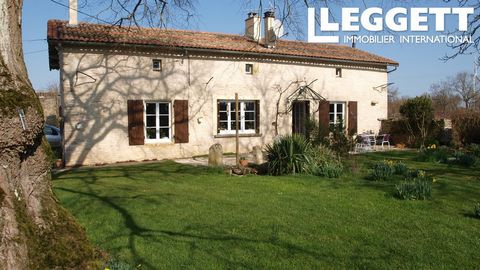 119792DCO79 - Situated on the edge of a small village near to the market town of Sauzé Vaussais. Lovely three bedroom cottage with outbuildings and 1.5 acre garden. Information about risks to which this property is exposed is available on the Géorisq...