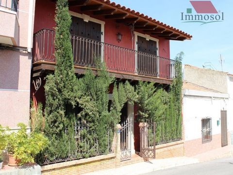 Grupo Immosol presents this beautiful house. Renovated with a beautiful rustic style. It consists of 3 bedrooms, 3 bathrooms, kitchen. Very spacious, with a magnificent interior patio and solarium. It is located in the quiet town of La Murada, in Ori...