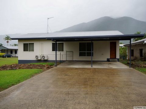 Dit huis met drie slaapkamers ligt op een blok grond van ca. 401m2. Het huis ligt op ongeveer een kilometer van de hoofdstraat van de stad en ligt aan het einde van een rustige straat met Banyan Creek aan het einde van de weg. Het huis beschikt over ...