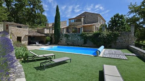 On the hillside between the villages of Gordes and Murs, charming renovated farmhouse facing south, with independent apartment, swimming pool and guest house. A small access path leads to a parking area to the north of the buildings. You enter the ma...