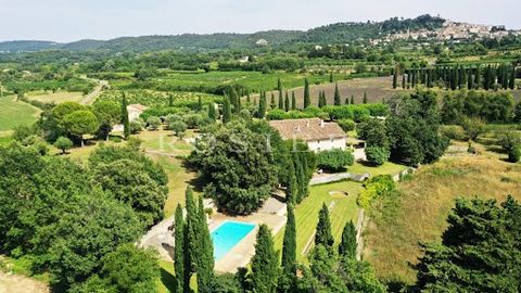 The gate crosses, the path of cypresses leads you to the main house through the century-old mulberry trees. From this small hill, all the perched villages can be seen, Bonnieux, Lacoste, Goult, Gordes. The property is a real piece of Provence à la Gi...