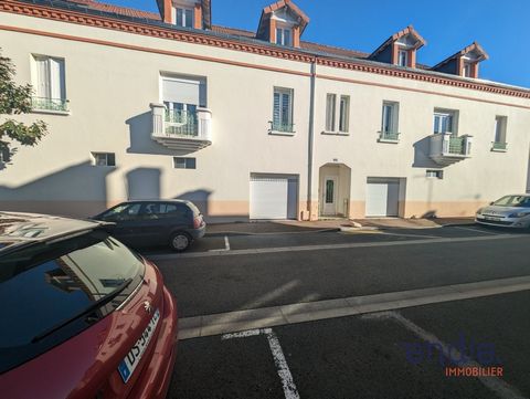 Frédéric CANCRE and Michel MORGADO present this building with 4 apartments and 5 garages near the train station and the centre of Vichy. Ideal for investors, this investment property completely renovated in 2020 offers an exceptional opportunity. Loc...