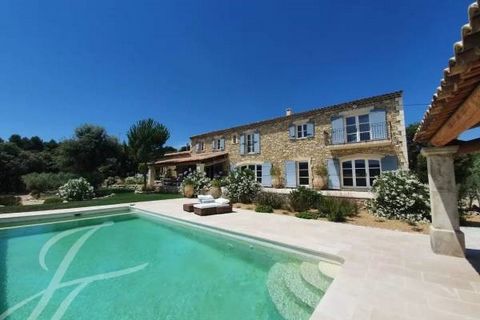 JOHN TAYLOR offers for sale a magnificent property in Gordes, sold furnished and offering exceptional views of the Luberon. SURROUNDINGS OF THE PROPERTY: The residence is situated on a vast plot of over 5000 m², providing a panoramic 180° view of the...