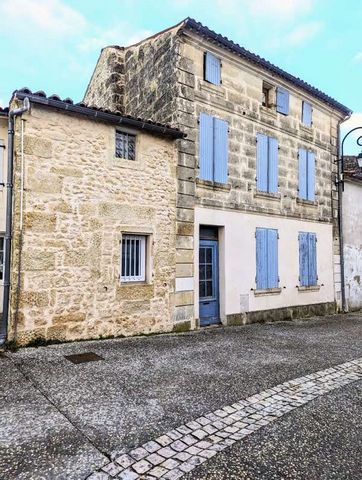 Village house to completely renovate. It will offer you a living space of 250 m2 on 3 levels. You have all the shops and schools nearby, as well as numerous sports infrastructures. Give free rein to your imagination and this property will become a co...