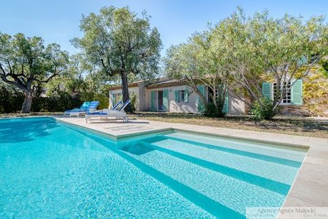Le Lavandou/Saint-Clair Plages - Charming 'Longère' style property on one level in the UD zone with its multiple EXHIBITIONS located 400m from the beaches of Saint Clair above the Port of Lavandou not far from the shops in a very quiet area, built on...