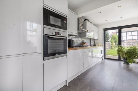 Frost Estate Agents are delighted to offer this beautiful period terrace cottage found in leafy West Purley, properties of this size in this location are a rare find and your early attention is recommended. The property has been significantly improve...
