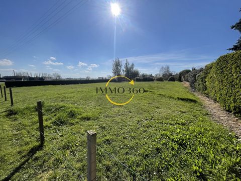 IMMO360 vous propose ce terrain de 1000m2 soit une parcelle de 27 x 37 situé dans le village de Lancé, à envrion 20min de Vendome. Il est viablilisé  