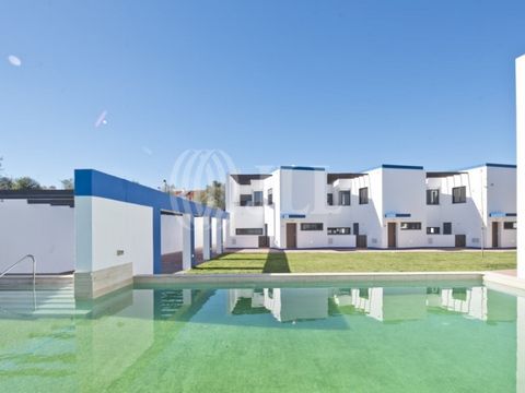 3-bedroom villa with a total construction area of 162 sqm, located in the Cerca da Vinha condominium in the center of Cercal de Alentejo, in a residential area, 110 meters from Litoral supermarket and 300 meters from Escola Básica 1 Nº 2 Cercal do Al...