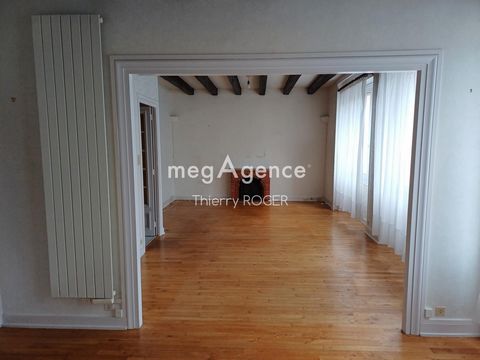 I present to you this magnificent duplex, very bright, quiet in a small condominium, in the district of Nouvelle ville, center of Lorient and all its amenities, schools, shops, halls of Merville at 500 meters, town hall, post office. An entrance, a l...
