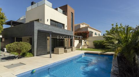 This Well presented 3 bedroom villa wiht private pool is located in the outskirts of Carvoeiro. The villa has two en-suite bedrooms on the main level, a large open plan living, diningroom with access to a large terrace with an outdoor dining area.  A...