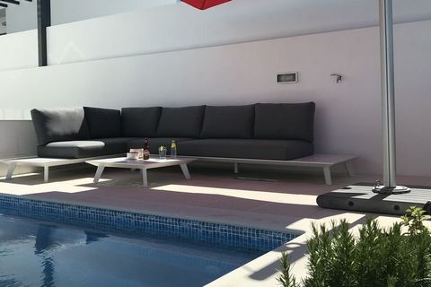 Take a break from the city life and de-stress in the outskirts of Caldas da Rainha. This 3-bedroom villa has a private swimming pool to cool off on a hot summer day and an air conditioning facility for comfort. It is a great choice for a group of 6 o...