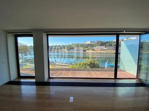 3-bedroom apartment with 170 sqm of private gross area, 32 sqm of balconies, river views, Porto. Comprising a south-facing living room of 50 sqm with a 20 sqm balcony, fully equipped kitchen and laundry room, two suites (18 sqm + 16 sqm) plus one bed...