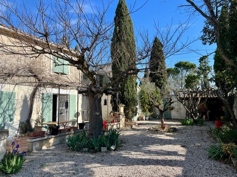 Quiet, on the heights of Arles, discover this authentic farmhouse with its swimming pool, garden and land of more than 9000 m2. Discreetly located with 2 separate entrances, the property includes a main residence of 150 m2 with, among its rooms, a la...