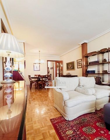 Discover this spectacular 4-bedroom apartment in a privileged location: the bustling Maisonnave Avenue, in the heart of Alicante. This bright and spacious apartment, surrounded by the city's best establishments, is ready to move in.The rooms enjoy ab...