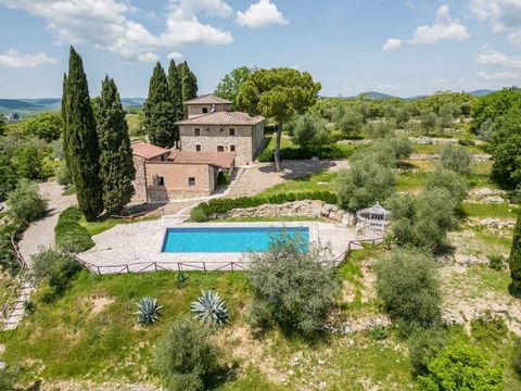 This beautiful villa is located in a spectacular panoramic position with a wonderful view of the Chianti hills, near Lecchi in Chianti, not far from Gaiole in Chianti. The property has a total surface area of approximately 635 m2 which includes a mai...