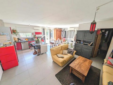 Located in the charming town of Saint-Andiol (13670), this house benefits from a peaceful and green environment. It offers a pleasant family living environment. Amenities such as reversible air conditioning and fiber optic connection add modern comfo...