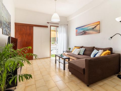Spacious apartment located in the spectacular Playa de las Canteras, in a very central area of Las Palmas de Gran Canaria close to many shops.