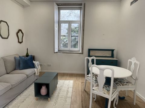 The apartment is the lower half of a two unit building near Marquez Park and metro stop. Uniquely located behind an old church in a private compound. It is quiet here, but close to everything in the center of the city. Built in the 1930's with tall c...