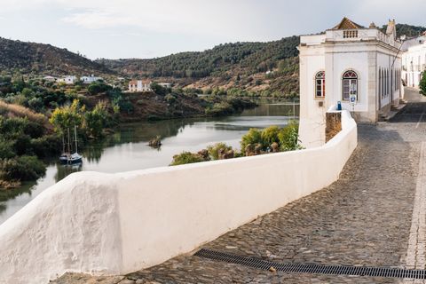Casa do Armeiro is a secular house, located in within the walls of the Mértola Castel in the heart of the Old Village, which was restored to offer the greatest comfort while preserving its full history. Located in one of the most beautiful villages i...