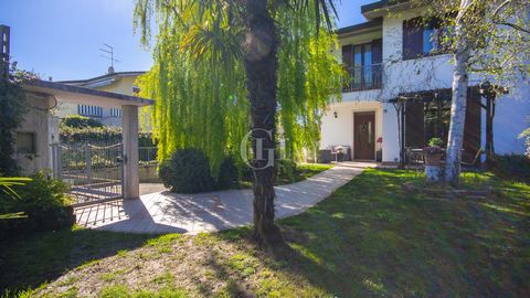 Colá di Lazise, only 2 kilometres from the lake and only a 7-minute walk from the renowned 'Villa dei Cedri' thermal baths, we offer for sale this charming semi-detached portion on two floors with a well-kept garden of over 200 sqm. The residence sta...