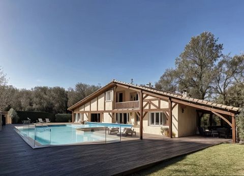 Duport Immobilier, presents you, in the Bourg de Biscarrosse, this magnificent Landes of the 90s. Composed of 4 bedrooms, a custom kitchen, and a large living room, you will be charmed by its character. This house is located on a plot of 2652m2 on wh...