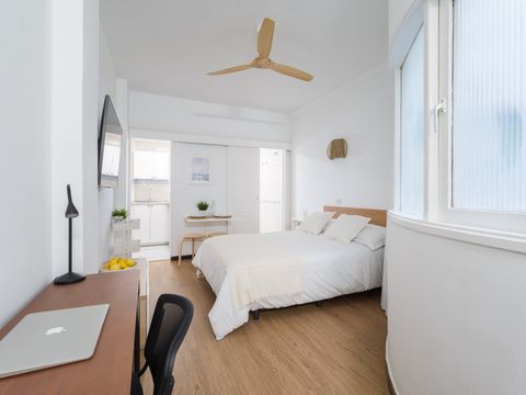 Newly renovated studio located on Las Canteras Beach in the La Puntilla area. - Pleasant space with all the comforts. - Kitchen fully equiped. - Free high speed wifi. - 50-inch Smart TV. - Specific area to work - The area has good public transport co...