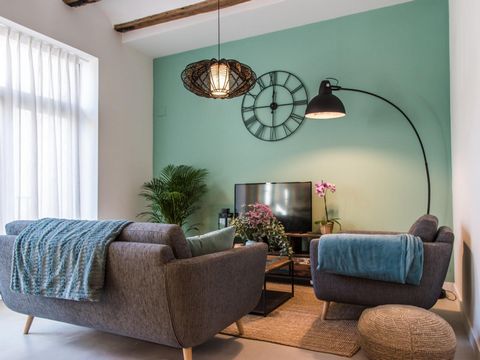 Designer two-bedroom flat located in an old building in the city centre. Enjoy this cosy space ideal for a family or 4 people. Aquamarine tones invade this flat from the headboard in the master bedroom to the details of the living room decoration. Ol...