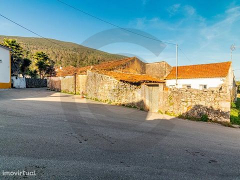 Country house with access through 2 entrances, patio, annexes for storage and flat land, located in the Serra d'Aire e Candeeiros National Park, with good access and total tranquility. It has a spring water well. Very beautiful area, where you can re...