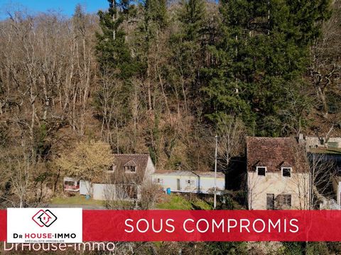Located at the foot of a hillside in a remote and therefore quiet area of Avallon, we offer for sale this set consisting of 2 houses to reconquer, one in stone and the other in cinder blocks, and a mobile home. Each of the houses offers a usable surf...