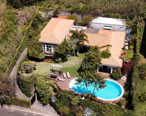 EN Come and discover this luxurious and magnificent villa, located in the prestigious area of São Gonçalo Funchal! With sophisticated design and high-quality finishes, this villa provides an atmosphere of elegance and comfort. All spacious and bright...