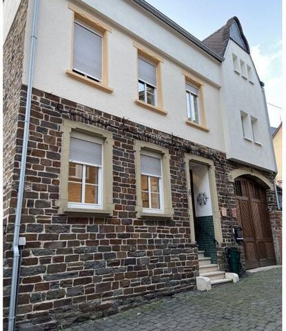 The Weinzerhaus Heinrich was lovingly renovated in 2019/2020 and will be rented out for the first time from Easter. It has the charm of an old house. On the ground floor, the living room and kitchen lead off the hallway. A small winemaker's dining ro...